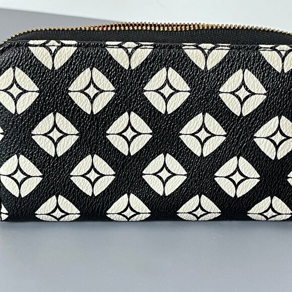 Fossil Wristlet Black & White Pattern Zip Around - Picture 4 of 15